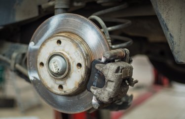 Замена тормозных колодок Пежо 2008 (подробные фото и видео)