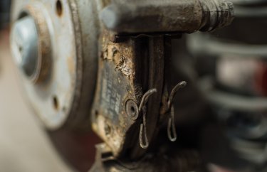 Замена тормозных колодок Пежо 2008 (подробные фото и видео)