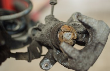 Замена тормозных колодок Пежо 2008 (подробные фото и видео)