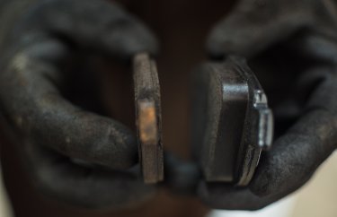 Замена тормозных колодок Пежо 2008 (подробные фото и видео)