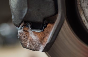 Замена тормозных колодок Пежо 2008 (подробные фото и видео)