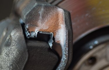 Замена тормозных колодок Пежо 2008 (подробные фото и видео)