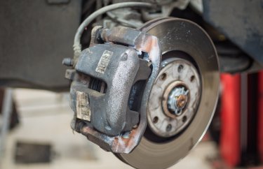 Замена тормозных колодок Пежо 2008 (подробные фото и видео)