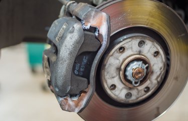 Замена тормозных колодок Пежо 2008 (подробные фото и видео)