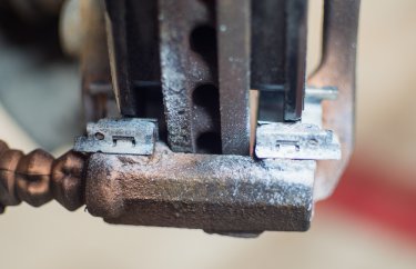 Замена тормозных колодок Пежо 2008 (подробные фото и видео)