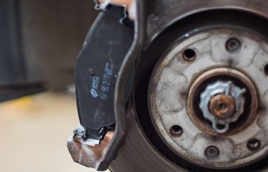 Замена тормозных колодок Пежо 2008 (подробные фото и видео)