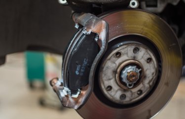 Замена тормозных колодок Пежо 2008 (подробные фото и видео)