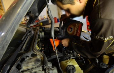 Залив оригинального моторного масла Total Quartz 5-40