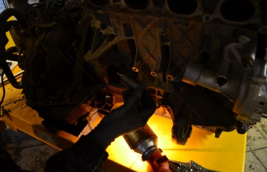 Установка фиксатора коленвала