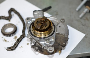 Причина обрыва цепи ГРМ Пежо 308 (вакуумный насос)