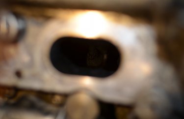 Нагар на клапанах и впускном канале ГБЦ Пежо 308