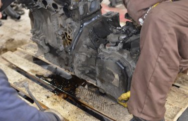 Отсоединяем АКПП AL4 от двигателя EP6