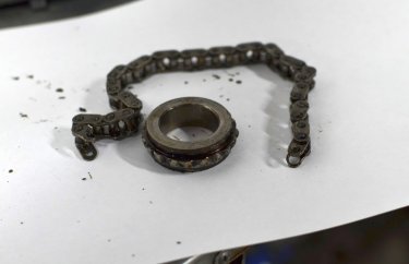 Порванная цепь ГРМ  и звёздочка коленвала двигателя EP6