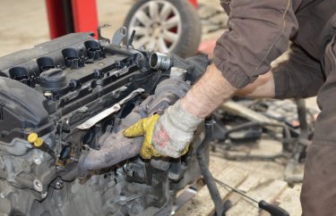 Снимаем выпускной коллектор Пежо 308 двигатель EP6