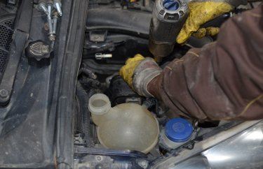 Отсоединяем верхнюю опору двигателя Пежо 308