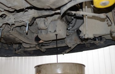 Сливаем моторное масло Пежо 308