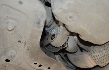 Отсоединяем нижнюю опору двигателя Пежо 308