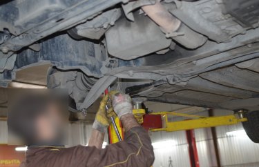 Отсоединяем стойку стабилизатора Пежо 308