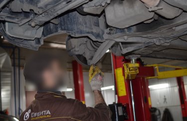 Разбираем подвеску Пежо 308. Отсоединяем рычаги.