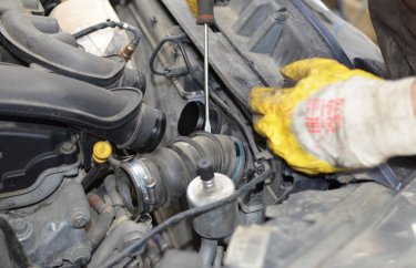 Отсоединяем патрубки радиатора Пежо 308