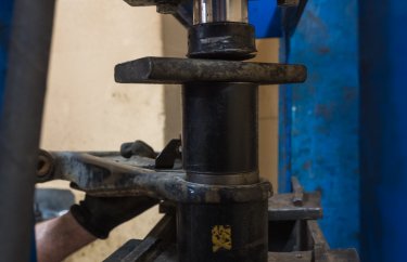 Диагностика подвески и замена амортизаторов Пежо 4007 (подробные фото и видео)