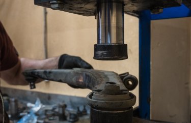 Диагностика подвески и замена амортизаторов Пежо 4007 (подробные фото и видео)