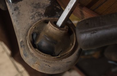 Диагностика подвески и замена амортизаторов Пежо 4007 (подробные фото и видео)