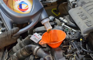 Залив нового моторного масла