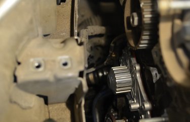 Процесс снятия ремня ГРМ с Пежо Партнер