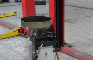 Слив старого моторного масла с Пежо Партнер