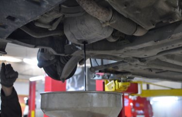 Слив старого моторного масла с Пежо Партнер