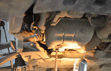 Слив старого моторного масла с Пежо Партнер