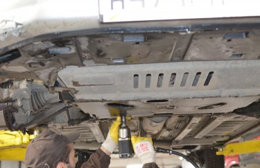 Снимаем защиту картера Пежо 308