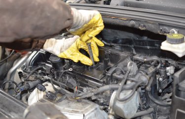 Выкручиваем свечи зажигания Пежо 308