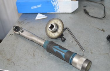 Обязательно используем динамометрический ключ и углометр