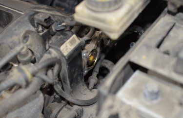 Снимаем датчик механизма регулирования высоты подъёма впускных клапанов EP6