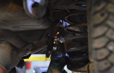 Слесарные работы по креплению глушителя Пежо 107