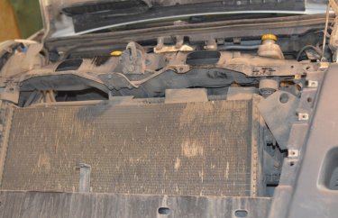 Снимаем решётку радиатора и радиатор Пежо Боксер