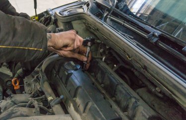 Проверяем состояние свечей зажигания Пежо 407