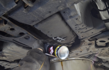 Удаление остатков отработанного масла.